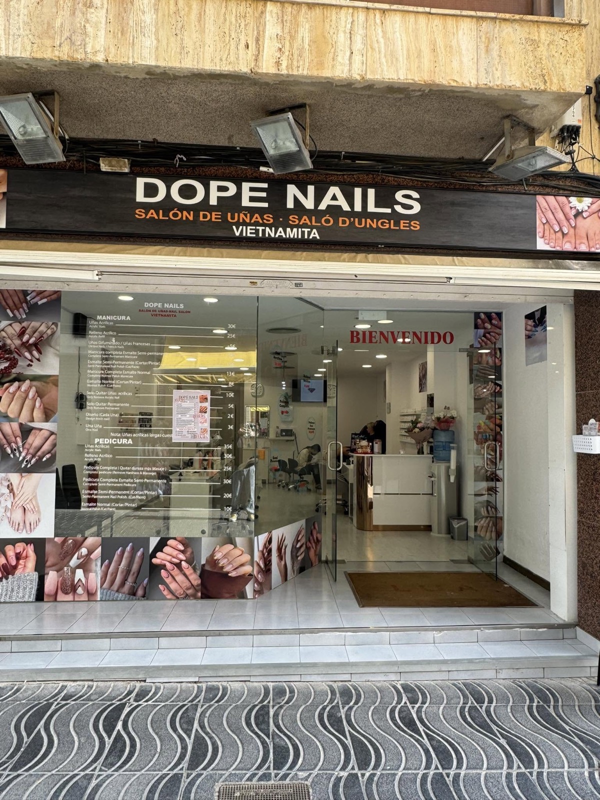 Escaparate de Dope Nails en el Carrer de Ramon Llull, con la lista de precios